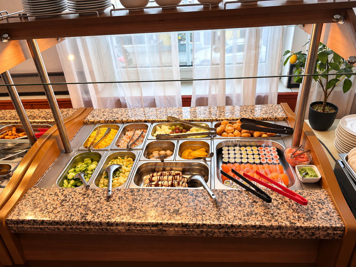 Buffet mit Sushi und verschiedenen Speisen