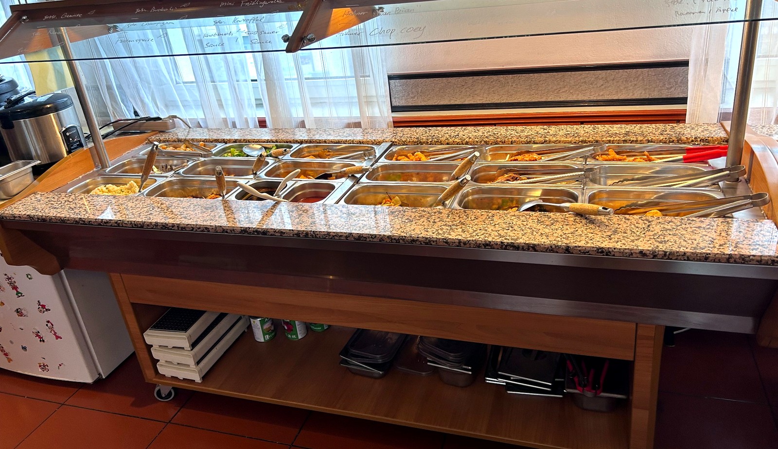 Buffet mit verschiedenen Gerichten